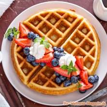 Low Carb Schmand-Waffeln mit Sahne und Beeren