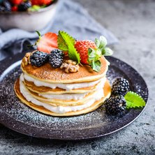 Low Carb Buttermilch-Pancakes mit Quark und Beeren