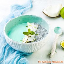 Low Carb Chia-Pudding mit blauer Spirulina und Kokos