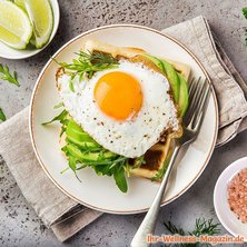 Low-Carb-Waffeln mit Avocado und Ei