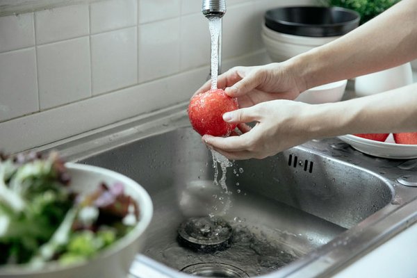 Warum Wasser nicht reicht, um Obst und Gemüse von Pestiziden zu befreien