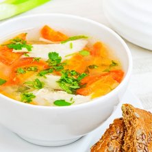 Klare Low Carb Gemüsesuppe mit Huhn