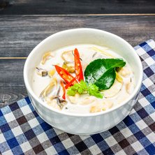 Low Carb Hühnersuppe mit Kokosmilch