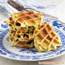 Low Carb Zucchini-Waffeln mit Quark-Dip