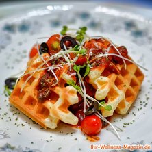 Low-Carb-Waffeln mit Tomatensauce