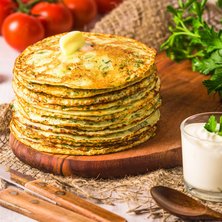 Low Carb Kräuter-Pfannkuchen mit Quark-Dip