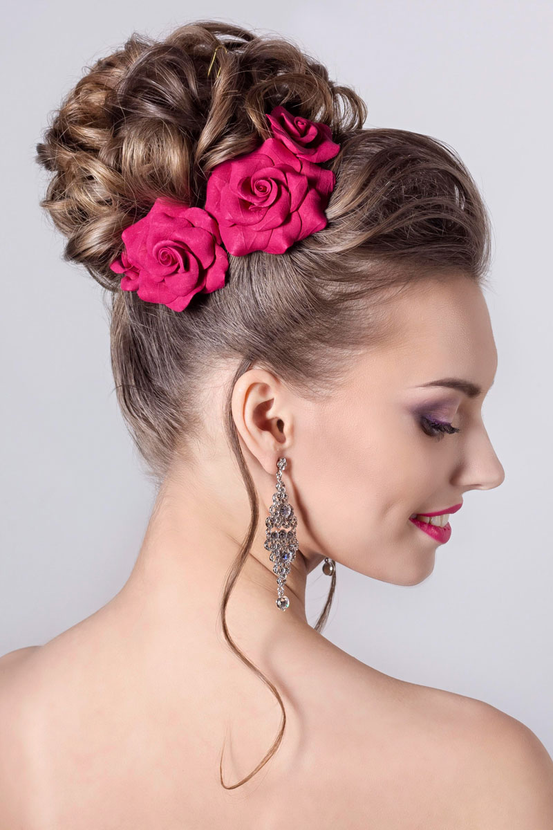 Festlicher Dutt mit Locken und Blüten - Festliche Frisuren