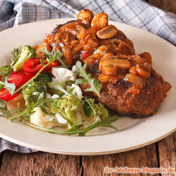 Hacksteak mit Pilzsoße und Salat - Low-Carb-Rezept zum Abnehmen