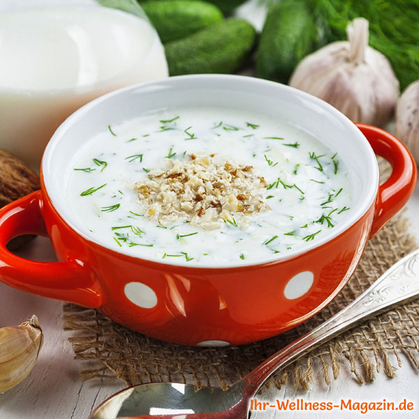 Kalte Gurkensuppe mit Joghurt und Dill - Low-Carb-Rezept zum Abnehmen